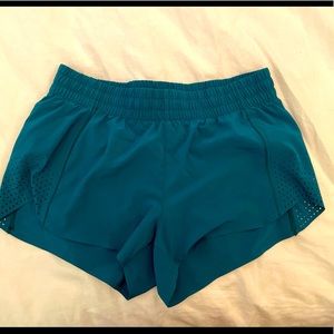 Athleta Hustle 3in shorts teal small